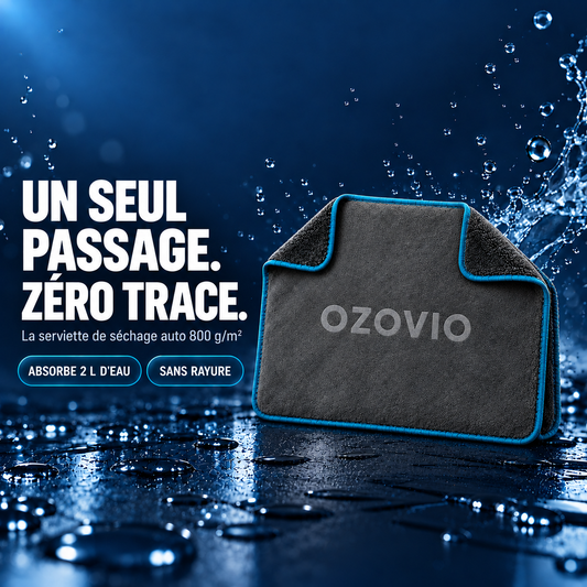 Serviette de séchage auto OZOVIO 800 g/m² pliée, liseré bleu pétrole, sur fond bleu nuit
